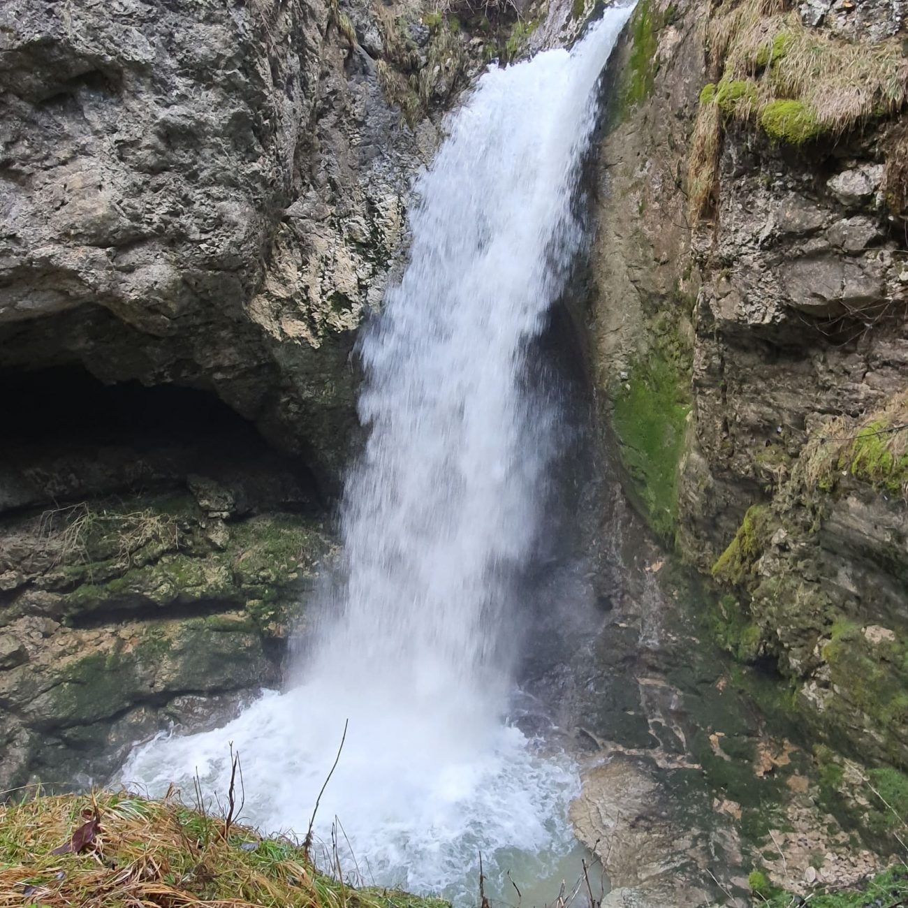 cascade du moulin des bouchoux en gros plan