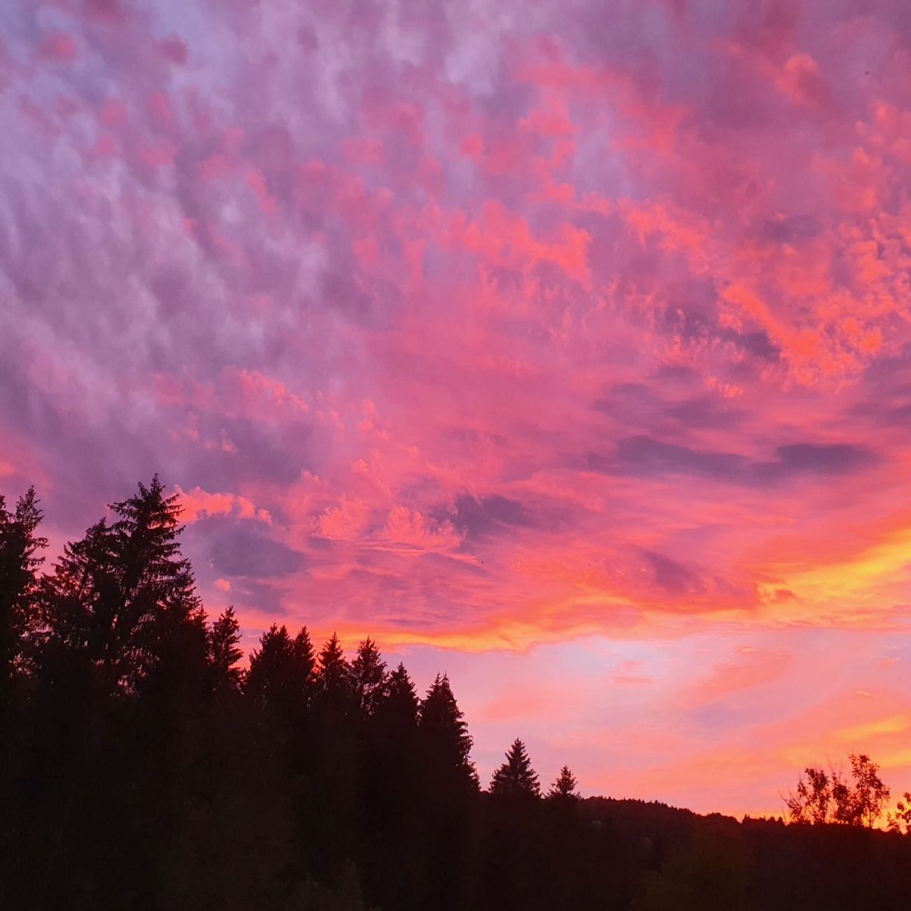 ciel rose au gitalet avec nuages