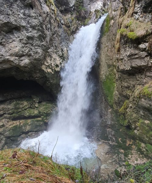 cascade du moulin des bouchoux en gros plan